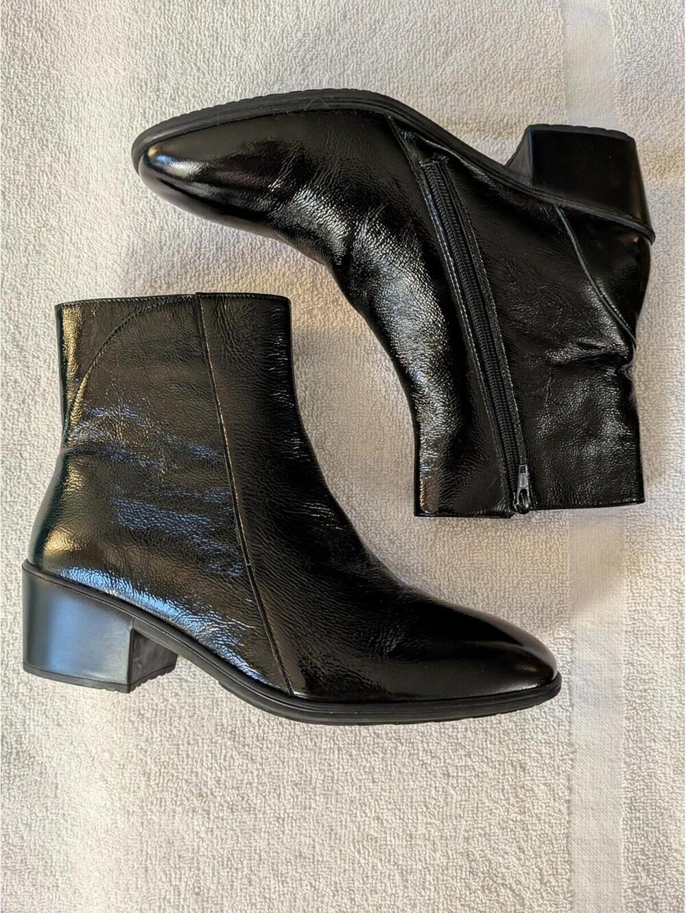Naot Goodie Black Crinkle Patent Leather Ankle Boots Size 40 Great Condition EUC